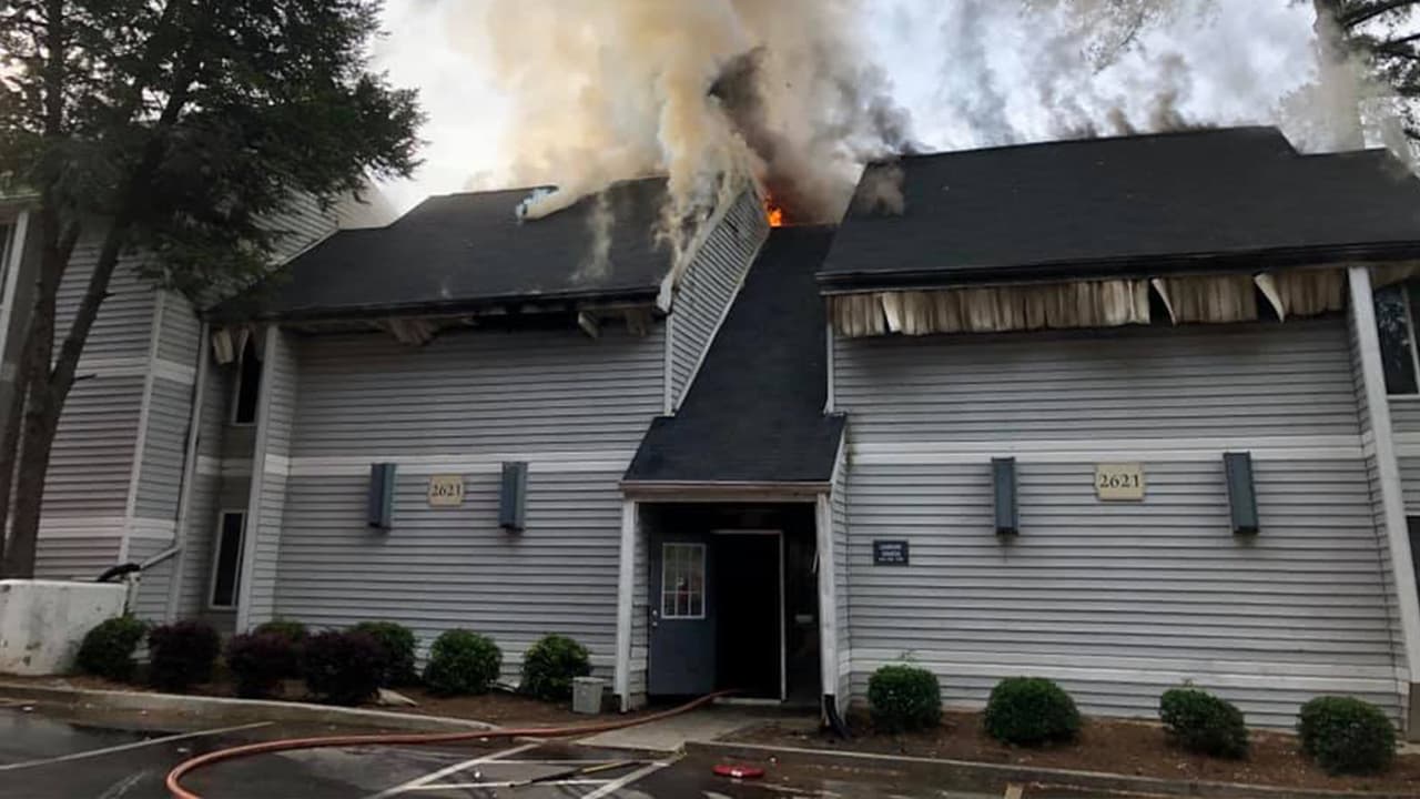 Cinco apartamentos del complejo habitacional Sierra Village ubicados en Oak Shadow Ln fueron destruidos por el fuego. En el hecho ninguna persona resultó lesionada.