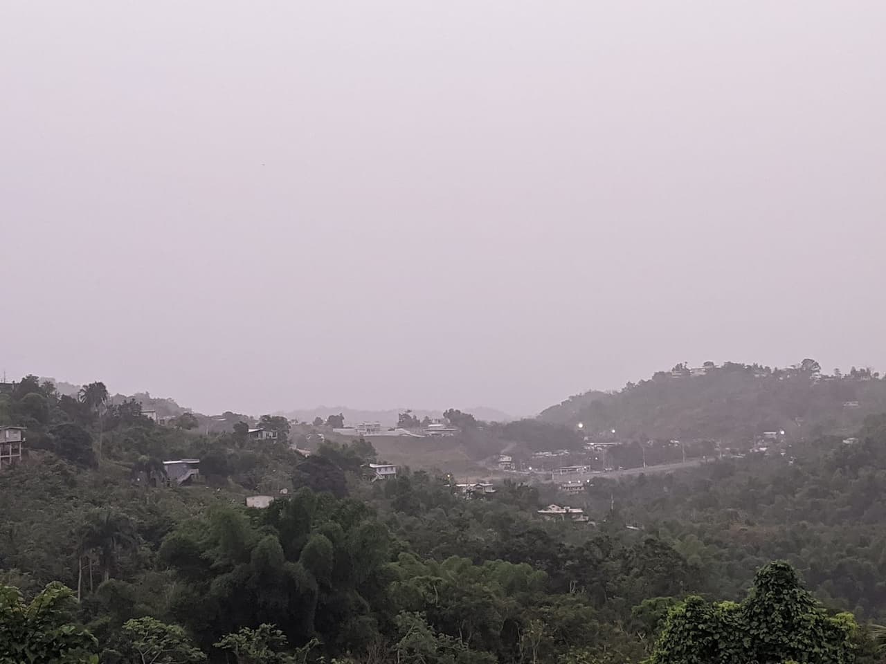 Así se ve la densa bruma desde el pueblo de Aguada.