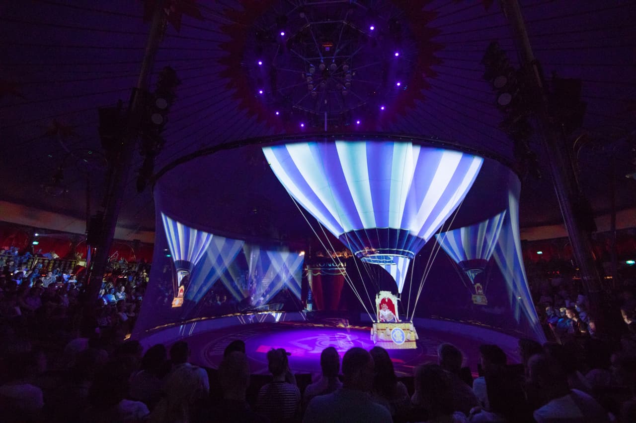 El Circo Roncalli se enfocó desde su fundación en los actos de payasos y acróbatas y por más de 30 años sólo utilizaron caballos en sus presentaciones.