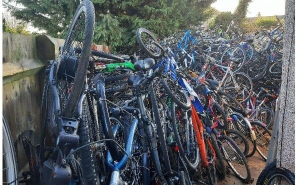 Se estima que pila montaña de bicicletas supera las 500 unidades.