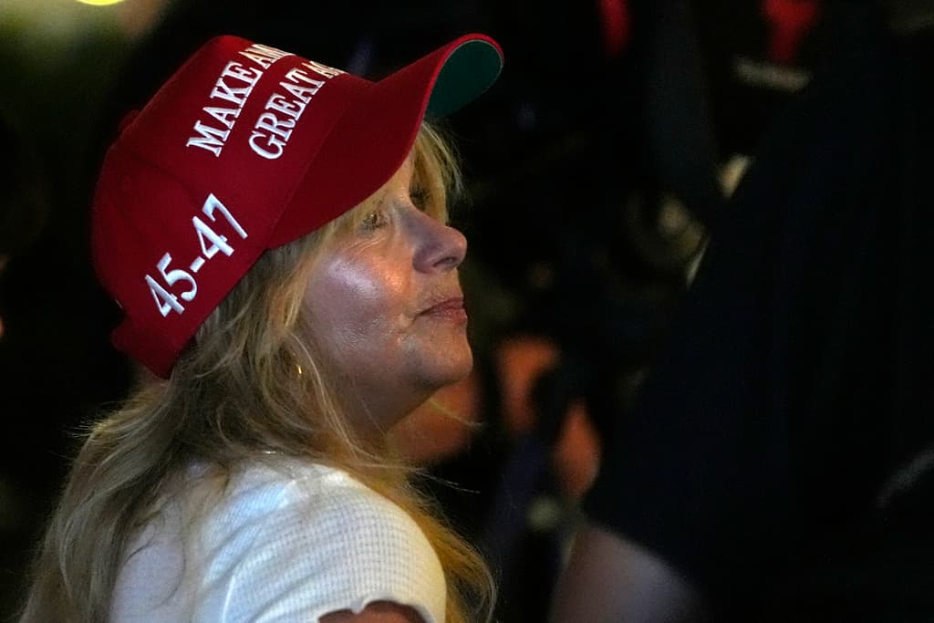 Una mujer con un sombrero Make America Great Again se encuentra afuera de la Torre Trump en Nueva York.