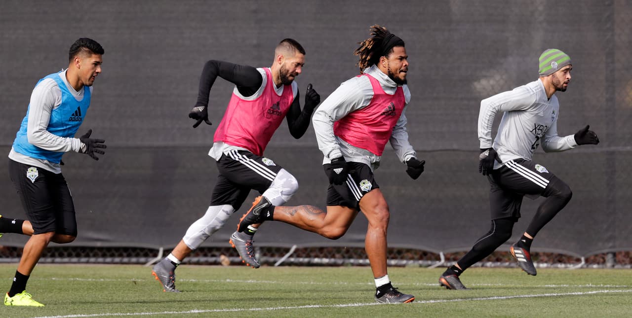 El mexicano se destacó también con el Ventura County Fusion y debutó como profesional el 1 de mayo de 2014, a sus 21 años.