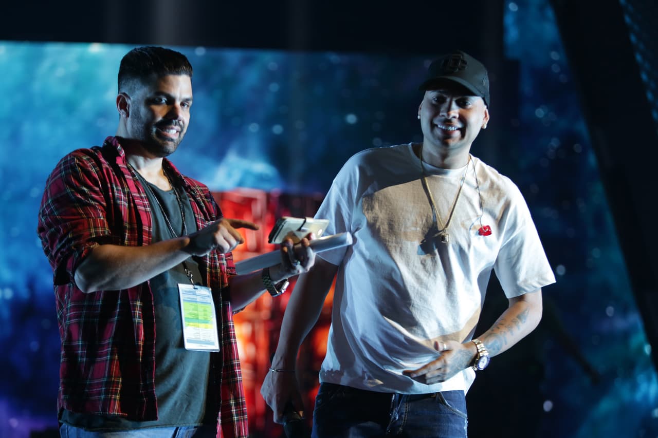 Aníbal Marrero, el esposo de Alejandra Espinoza, estuvo revisando los detalles de la coreografía.