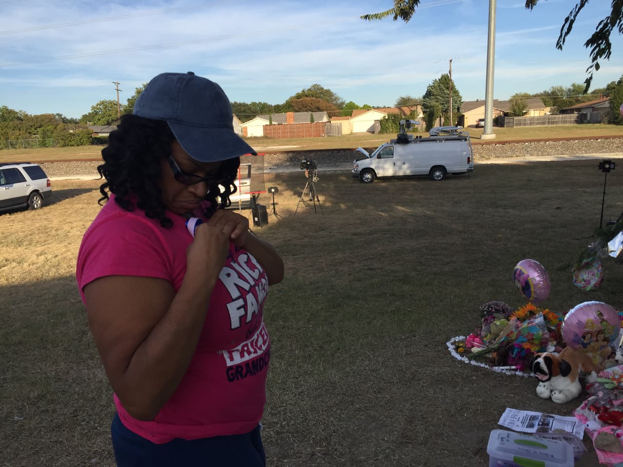 "Tengo nietas como ella, me conmueve", dijo Shonda Terrell, quien se colocó uno de los lazos que dejaron en el lugar en señal de apoyo a la niña. "Tenía que venir a ver esto".