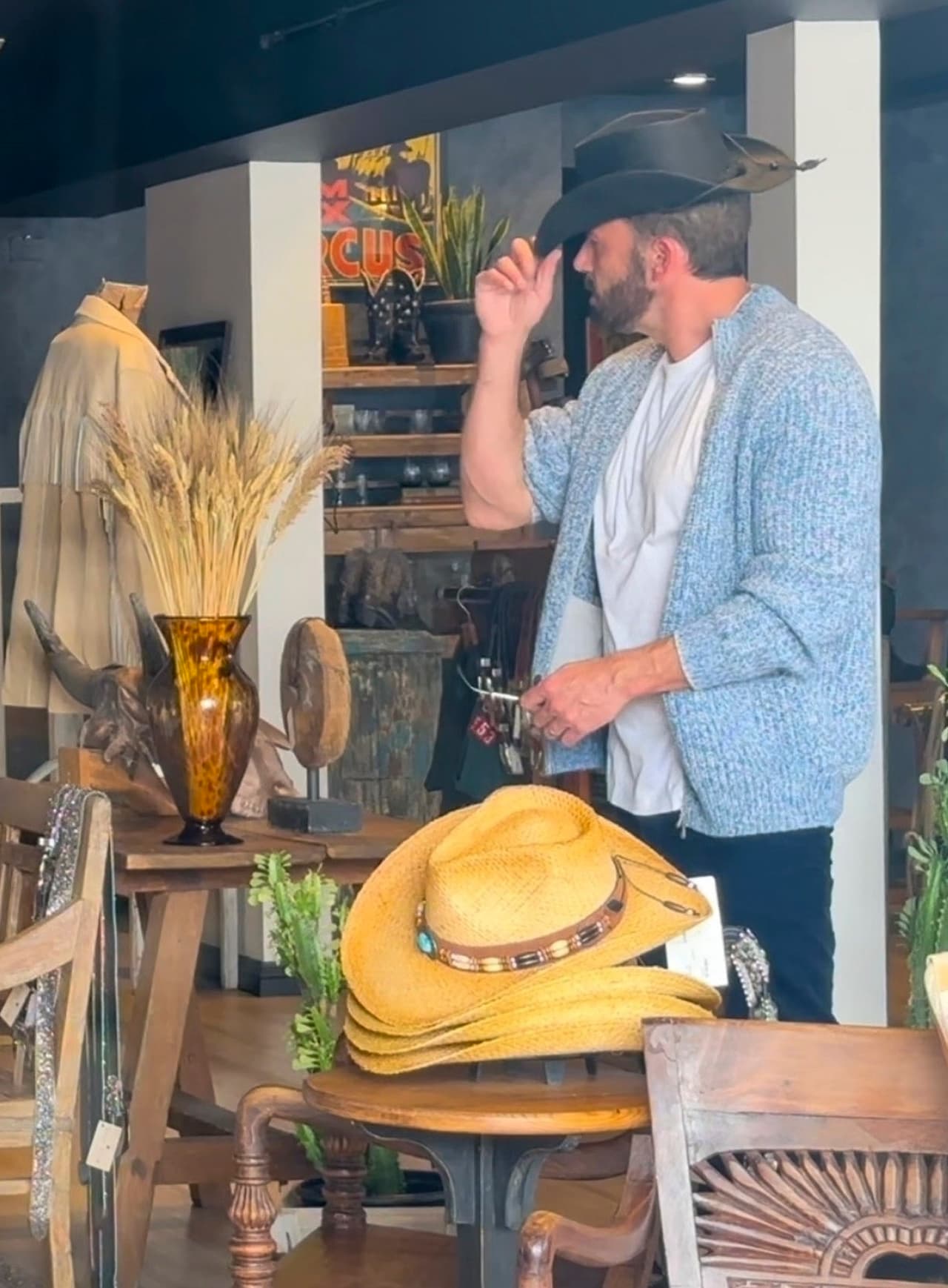 Posteriormente, Ben se colocó un sombrero de vaquero color negro, muy similar al que portaba la adolescente. 
<br>