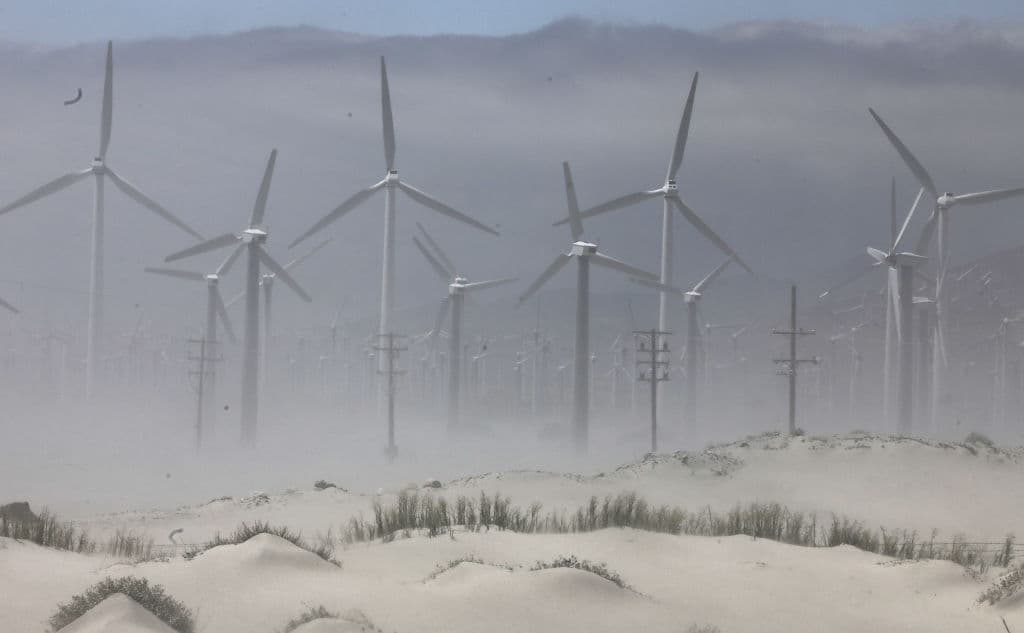 Un informe de la Agencia de Protección Ambiental de California prevé que el incremento desmedido de las emisiones de gas de efecto invernadero provocarán un aumento en las temperaturas. Este es el parque eólico en el Valle de Coachella.