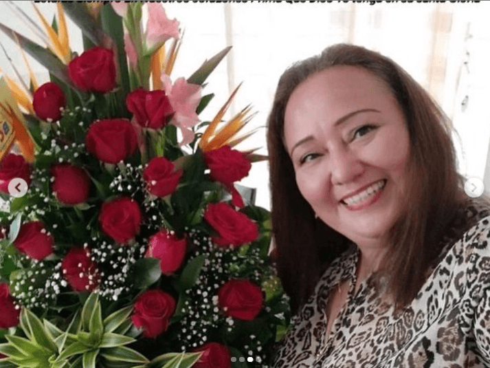 La abogada de 42 años estaba dentro de su automóvil hablando por teléfono, afuera del colegio Jorge N. Aberllo de Barra, cuando fue abordada por dos delincuentes que se transportaban en motocicleta, según relataron las autoridades a medios locales. 
<br>