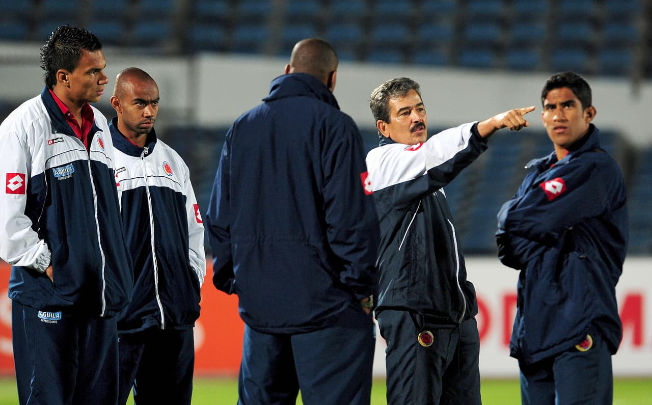 Jorge Luis Pinto tuvo diferencias marcadas con jugadores veteranos de la Selección Colombia, por lo que los excluyó de su convocatoria. Allí empezó a darle oportunidad a nuevas caras, pero con ellos se deterioró la relación y eso se notó al final en los resultados. Salió de la dirección técnica por las malas actuaciones y tras decisiones de la federación.