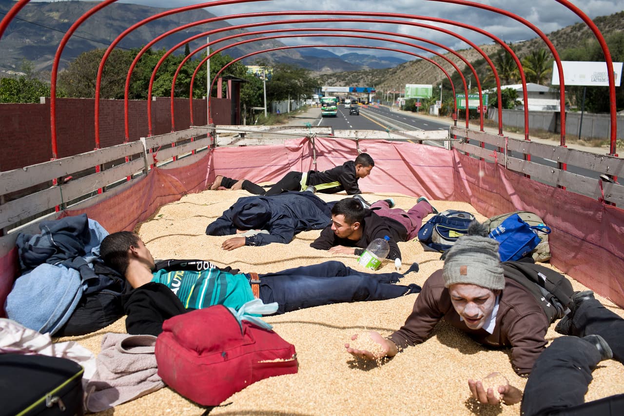 La
<a href="https://www.univision.com/noticias/crisis-en-venezuela/para-comprar-pollo-papel-higienico-o-cualquier-cosa-en-venezuela-tienes-que-cargar-esta-ridicula-montana-de-billetes-fotos-fotos">hiperinflación</a> y la escasez hacen que muchos venezolanos no vean futuro en su país y se vean obligados a emigrar. D'Angelo, de 19 años y originario de Carabobo, juega con el trigo del camión donde hizo una parte del camino hacía Perú.