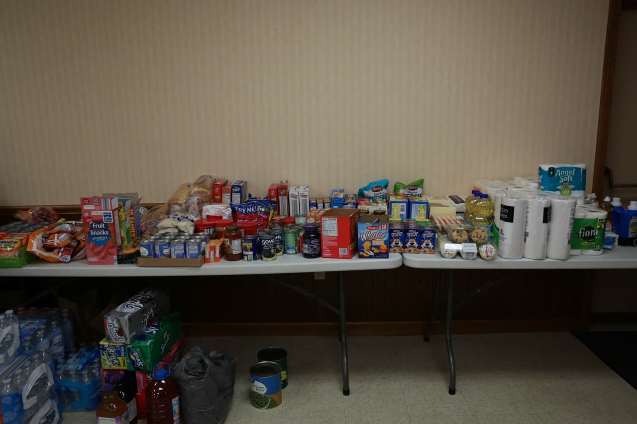 Decenas de voluntarios llevaron comida al Templo Genesaret en Norwalk, Ohio, donde los familiares de los detenidos se reunieron para saber sus opciones legales.