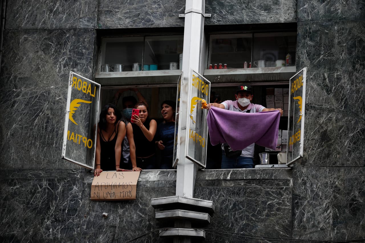 Desde sus ventanas, muchas personas mostraron su apoyo a las manifestaciones.