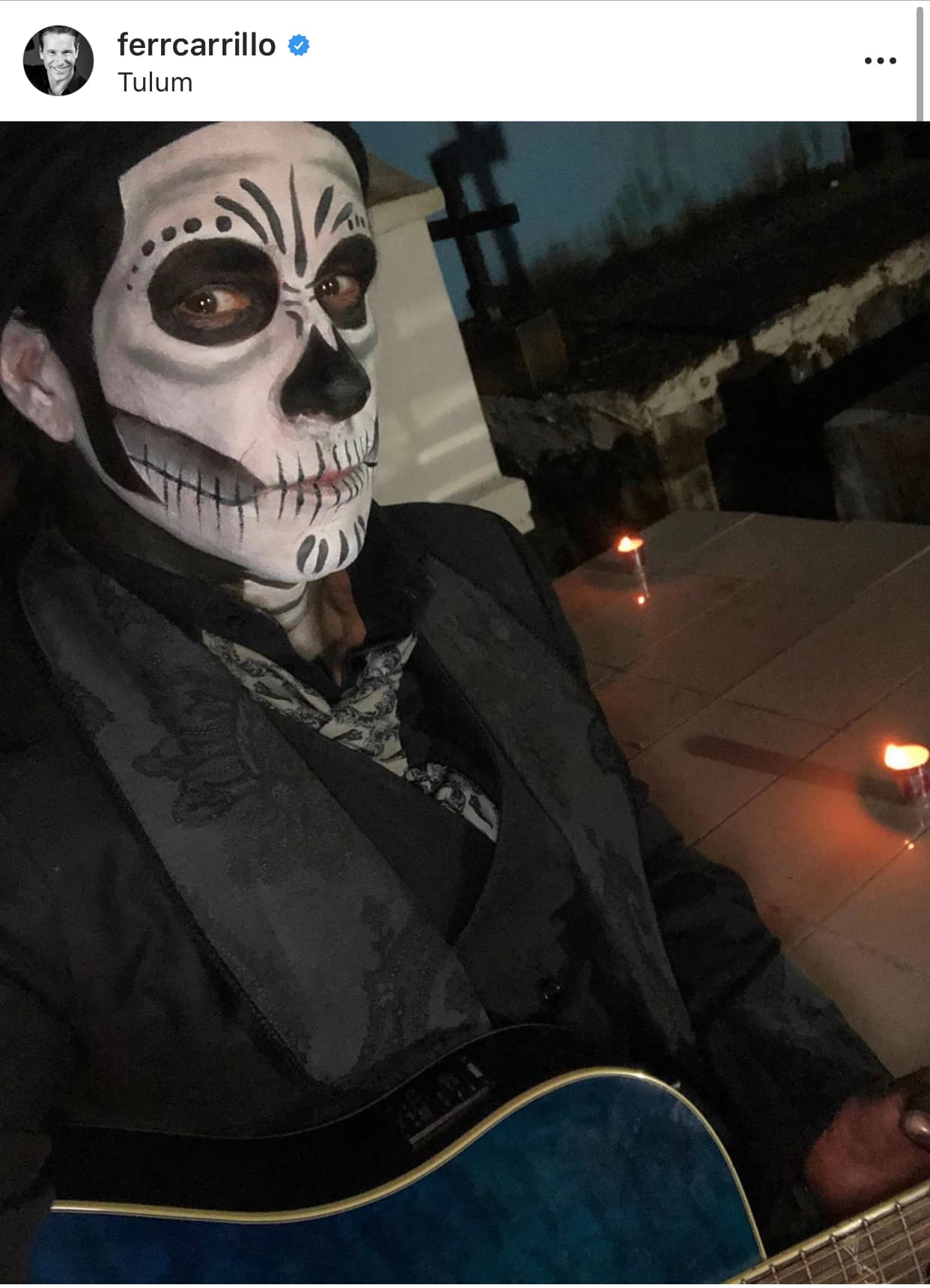 El actor Fernando Carrillo desmostró que gusta de la tradición mexicana del 
<b><a href="https://www.univision.com/noticias/america-latina/un-desfile-de-catrinas-tomo-el-centro-de-la-ciudad-de-mexico-en-festividades-del-dia-de-muertos-fotos" target="_blank">Día de Muertos</a></b> y se cacarterizó de catrín.