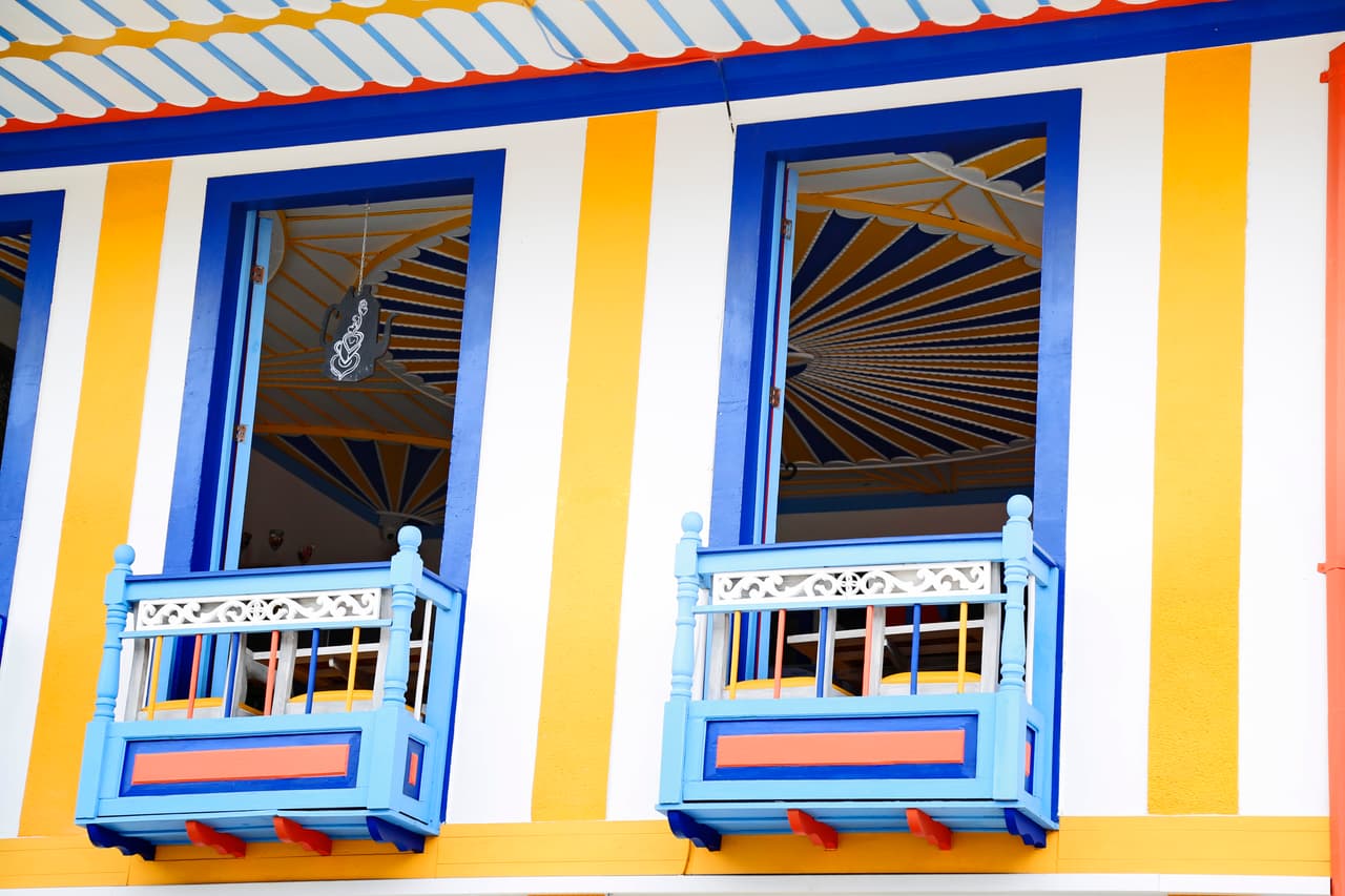 El detalle de los balcones y cielorrasos en las centenarias viviendas filandeñas atrae el lente de los visitantes.