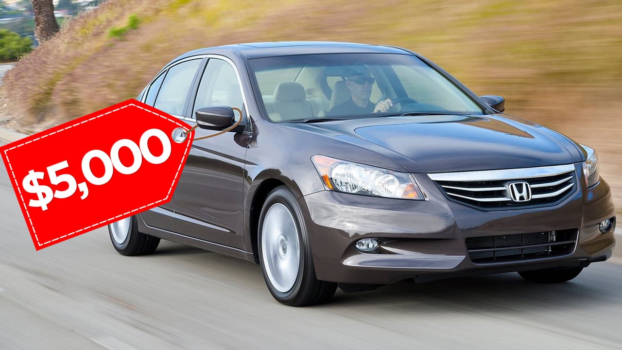 <b>La facilidad de adquirir un auto:</b> En Estados Unidos no tienes que ser millonario para poder comprar un vehículo. En otros países puede ser algo impagable para la mayoría de la población, pero aquí puedes 
<a href="https://www.univision.com/noticias/ranking-de-autos/estos-son-los-mejores-autos-usados-que-puedes-comprar-en-estados-unidos-segun-especialistas-fotos">obtener un buen auto de segunda mano</a>, pedir un prestamo o rentarlo por varios años.