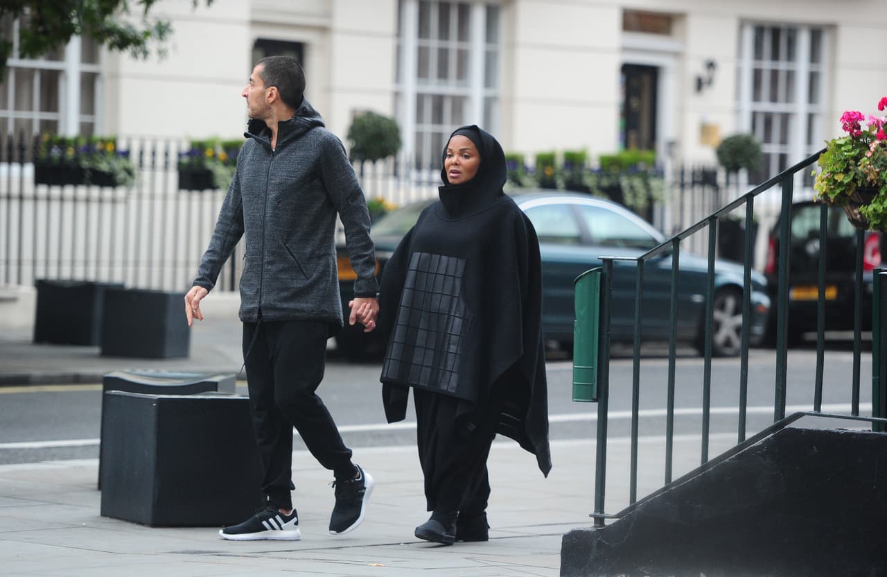 Los paparazzi la captaron junto a su esposo dando una caminata.