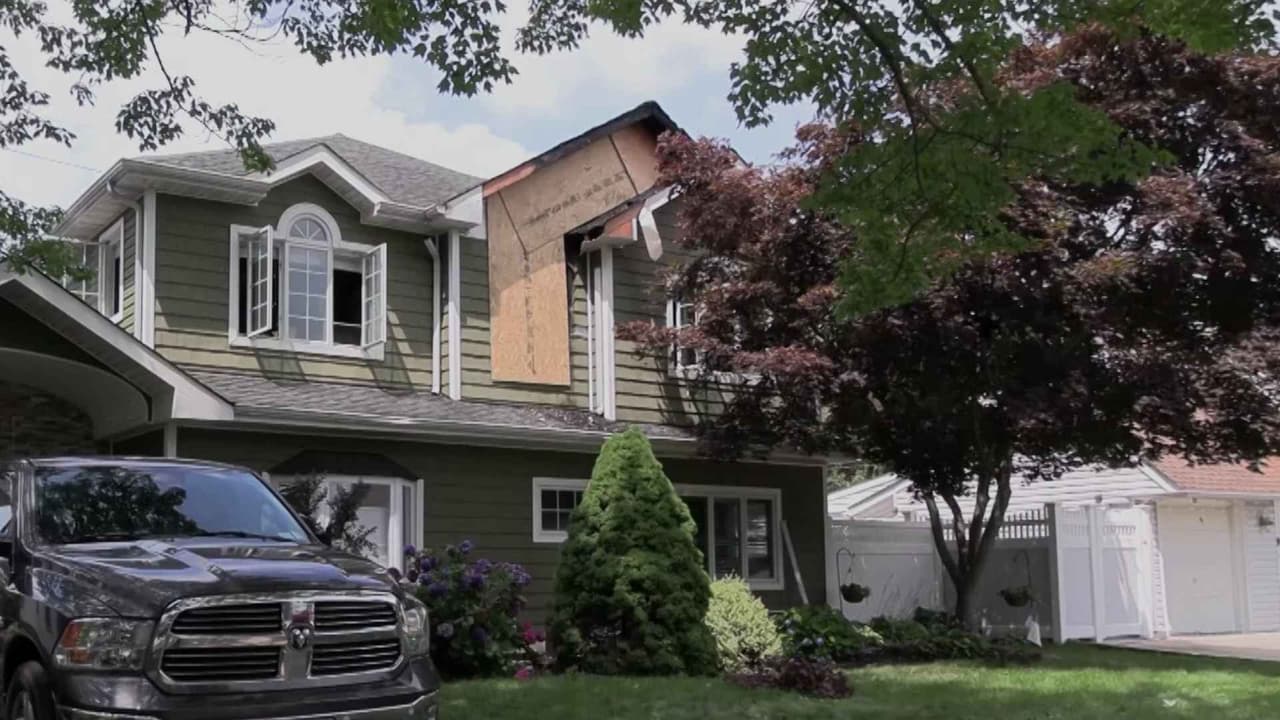 Un rayo cae sobre la casa de un bombero en Long Island y provoca un incendio