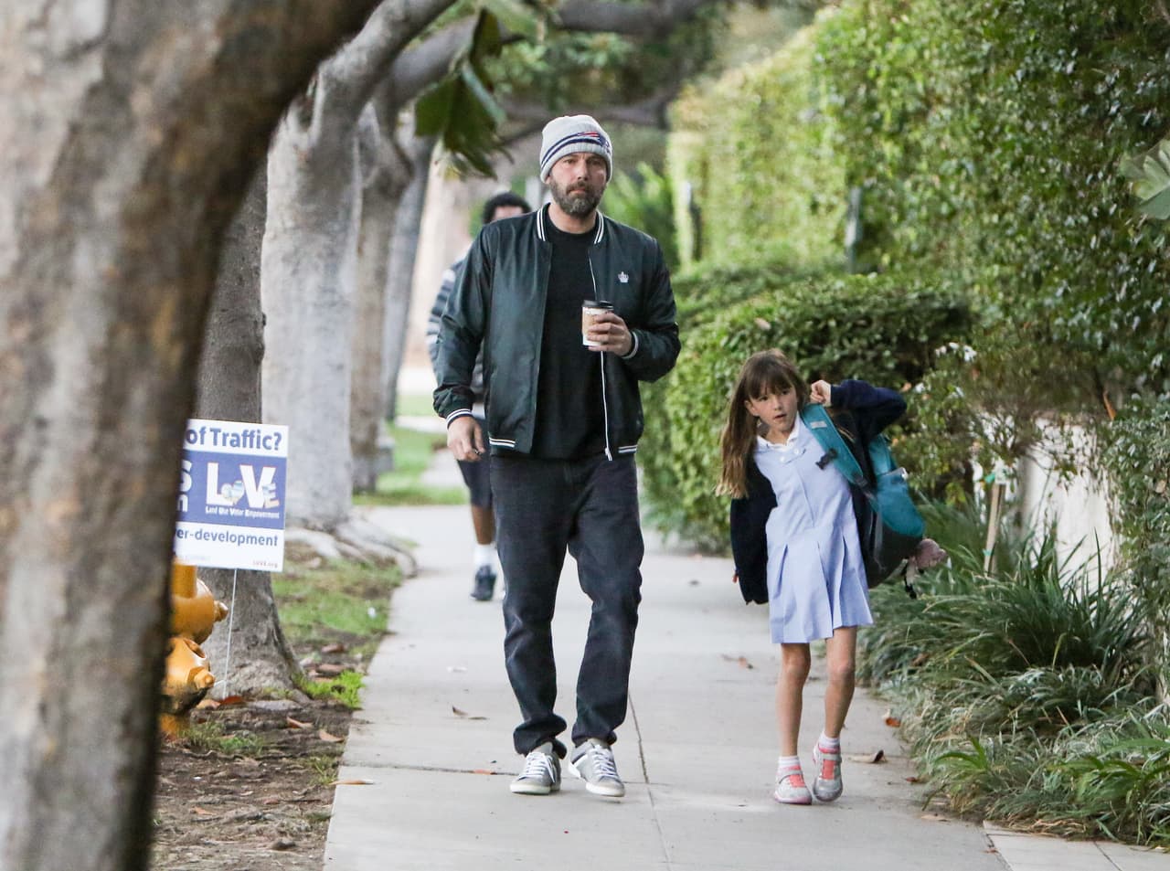 Ben Affleck es un padre que se interesa por la vida escolar de su hija Seraphina.