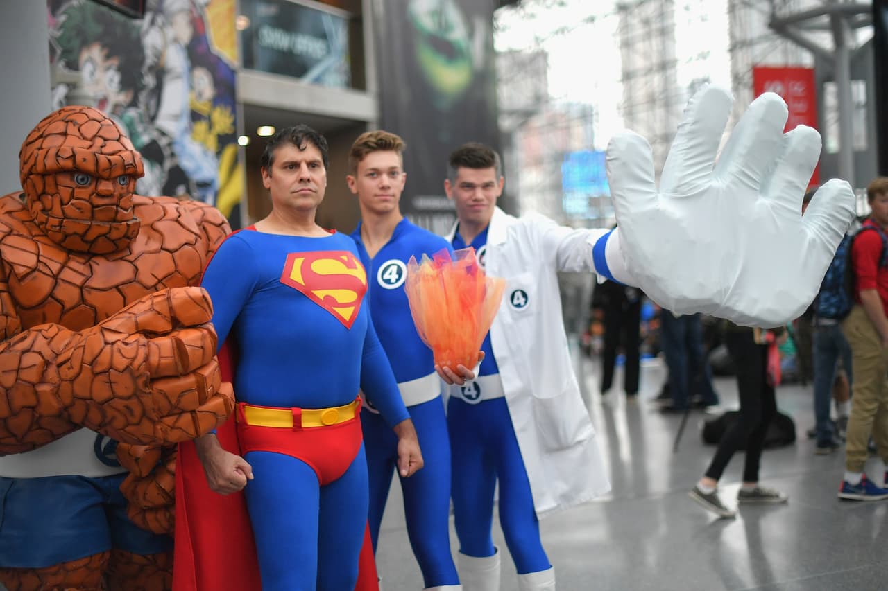 ¿Reemplazará Superman a la Mujer Invisible? No, sólo en esta foto de fans disfrazados posa junto a 'The Thing' (La Mole) y sus compañeros de 'Los 4 fantásticos': la Antorcha Humana y el elástico Señor Fantástico. Los cuatro se dieron cita este fin de semana Comic Con Nueva York.