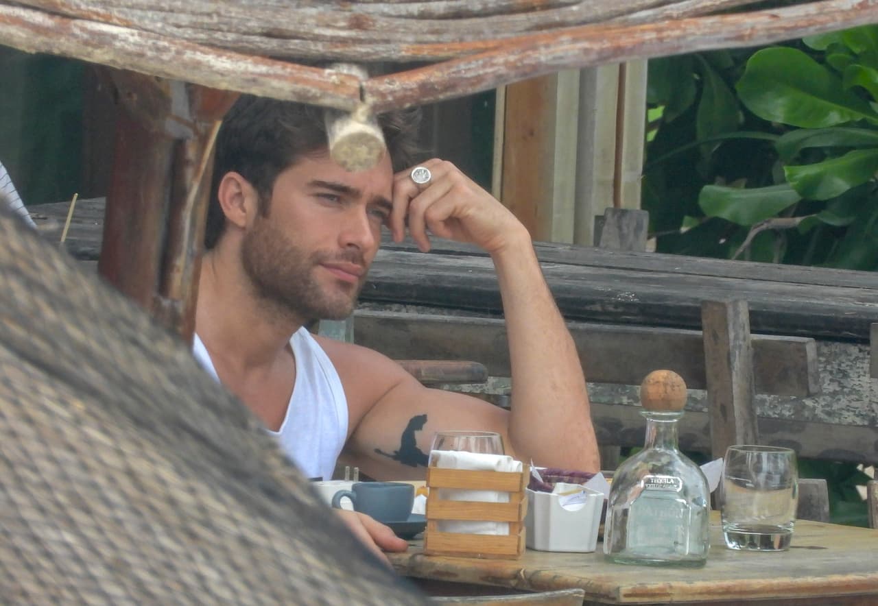 Guirao fue captado por un paparazzi en un hotel de Tulum, mientras compartía la mesa con una misteriosa mujer.