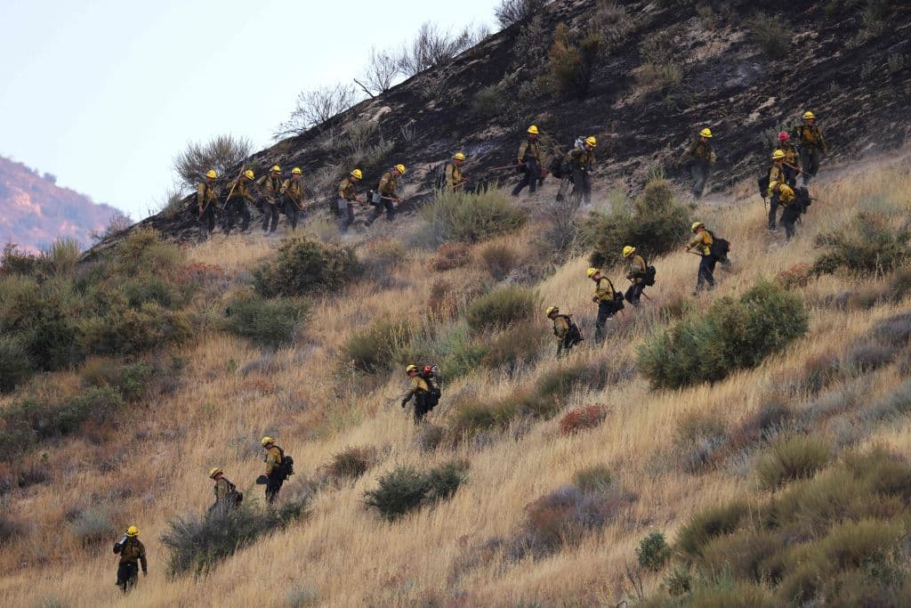 Entre otras razones, los bomberos atribuyen la extensión del incendio a que el terreno es muy escarpado y de difícil acceso.