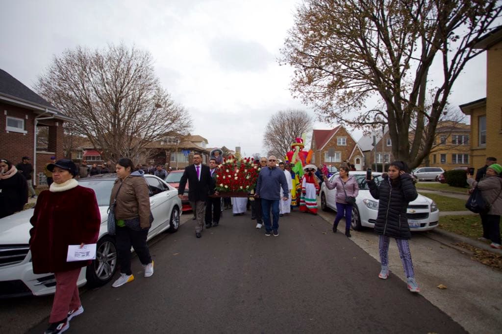Hubo canto, música estilo tamborazo, Mariachi, y actuaciones de Los Chilenos mientras asistentes caminaban por las calles de Berwyn honorando a la Virgen de Guadalupe.