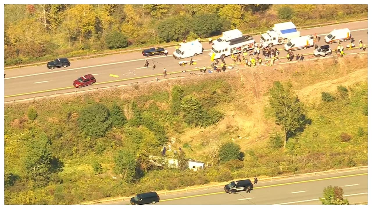 Rescatistas y miembros del Departamento de Bomberos de Nueva York acudieron al lugar para ayudar a las víctimas.