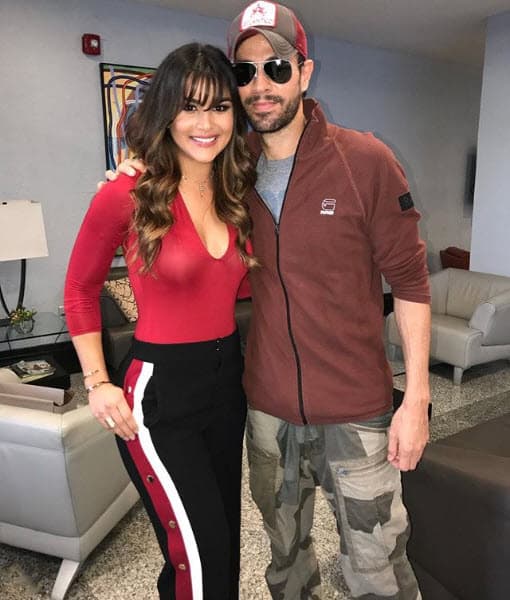 En su natal República Dominicana Clarissa pudo saludar a Enrique Iglesias, quien se presentó en aquel país.