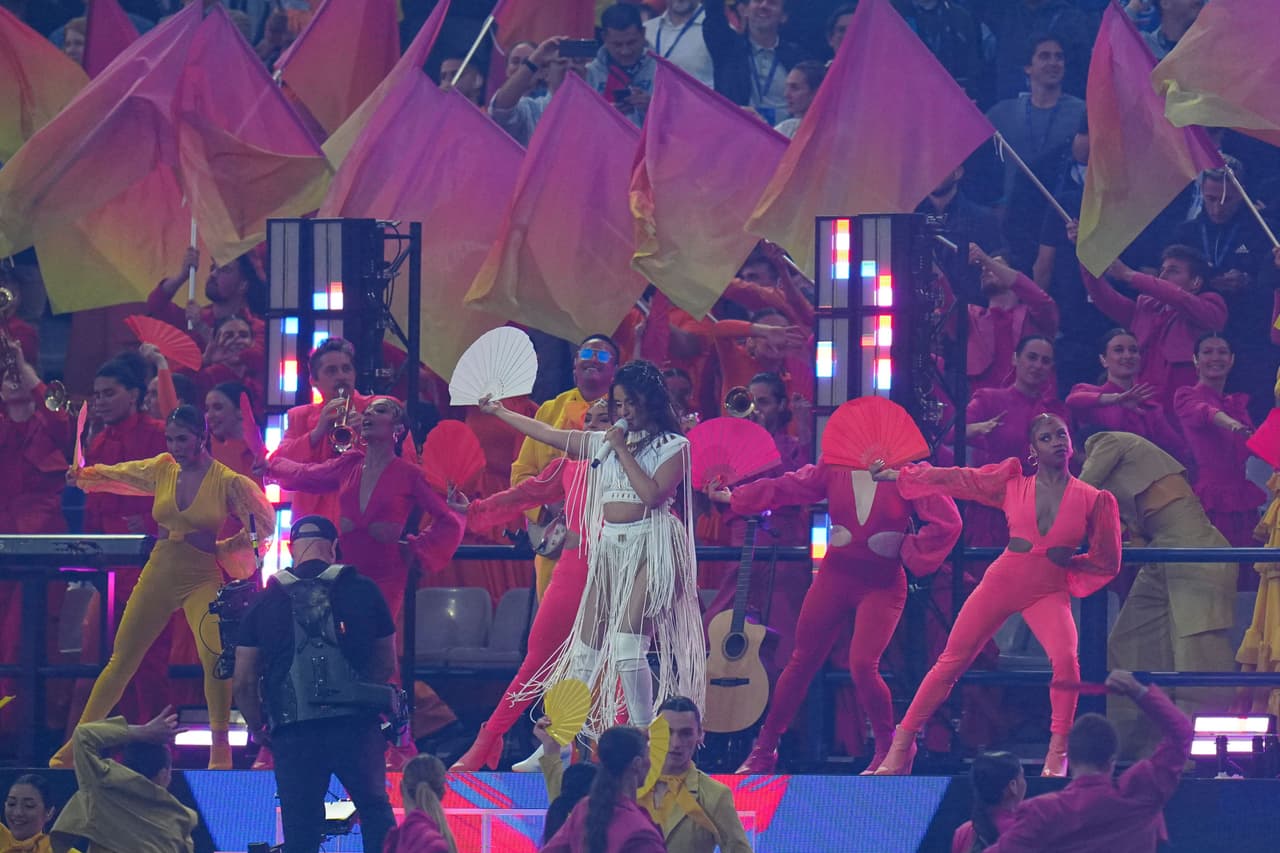 Deleitó al público con cuatro de sus grandes éxitos. Inició con 'Señorita', le siguieron 'Bam bam', 'Havana' y cerró su show con 'Don't go yet'.
<br>