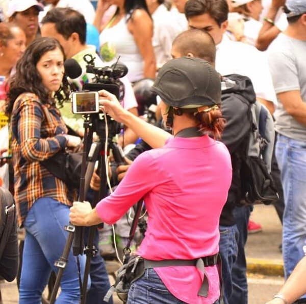 El periodismo es una de las grandes pasiones de la reportera venezolana, pero precisamente ejerciéndolo vivió uno de los episodios más dolorosos de su vida, que la obligó a dejar su país natal.
