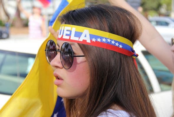 Pese a las distancias y tráfico característico de Los Ángeles, cientos de Venezolanos se unieron a la campaña mundial #SOSVenezuela para apoyar a todo el pueblo venezolano tras 10 días de protestas continuas en dicho país. A la manifestación se unieron guatemaltecos, peruanos, brasileños, libaneses, americanos y muchas otras nacionalidades que hacen vida en la Cosmopolita ciudad del oeste del país. Consignas, cantos y la familiaridad característica venezolana recibieron apoyo de los transeúntes en los alrededores del edificio Federal ubicado en la avenida Wilshire.