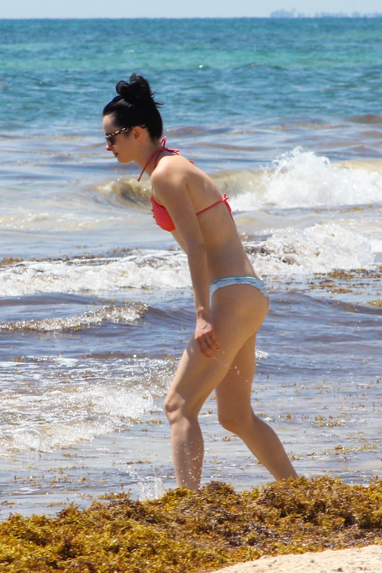 La guapa actriz se dejó ver en bikinazo muy juguetona en las olas del mar de Cancún, México.