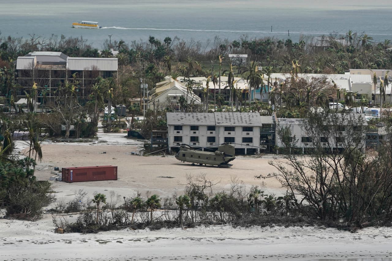 Un helicóptero asiste a afectados en la isla de Sanibel desde donde han sido rescatadas personas que decidieron quedarse y no evacuar.
