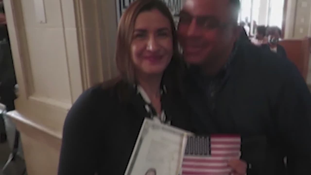 Cien mujeres en San Antonio celebran convertirse en ciudadanas estadounidenses en el Día Internacional de la Mujer