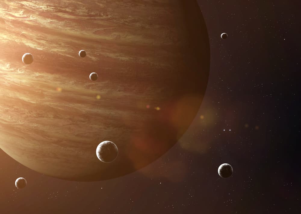 Júpiter es el planeta que posee mayor brillo durante todo el año y posee 67 lunas o satélites, las más conocidas y famosas fueron descubiertas por el gran astrónomo y astrólogo Galileo Galilei en el año 1610.