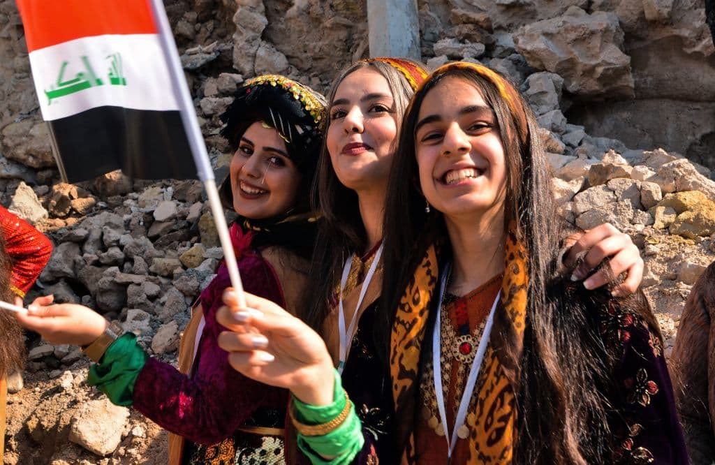 En esta región de Irak, tan golpeada por la guerra contra los extremistas de Estado Islámico, Francisco fue recibido con flores, ramas de olivo, trajes típicos y banderas tanto de la Santa Sede como de Irak o del Kurdistán iraquí.