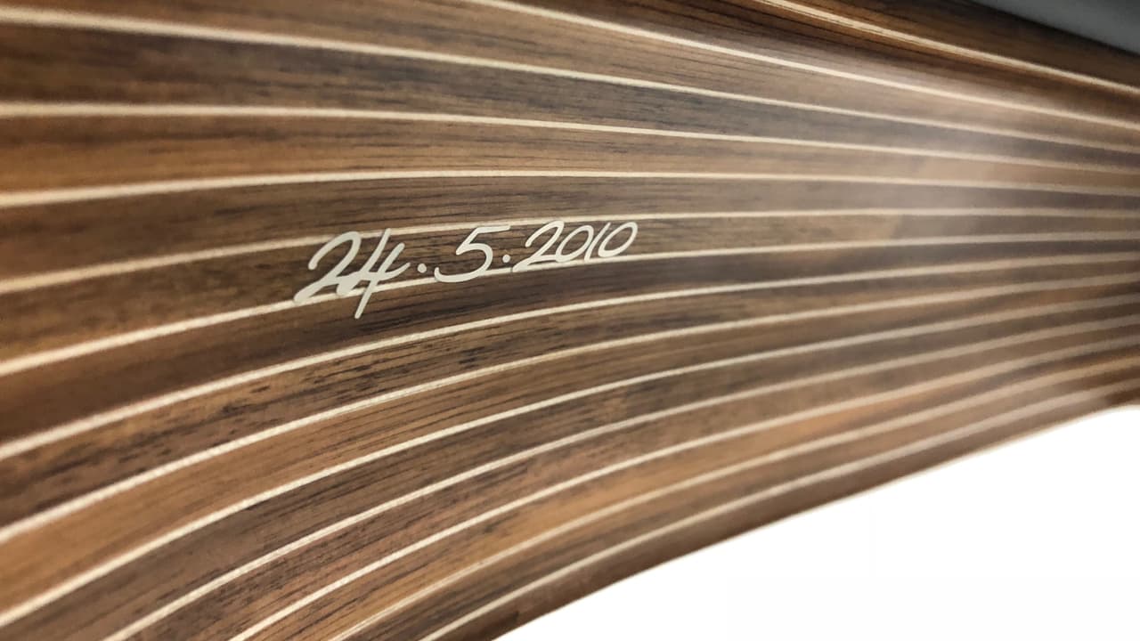 La unidad de la Range Rover SV Coupe que está siendo objeto de la gira mundial está configurada según el gusto de 
<b>Gerry McGovern, jefe de diseño de Land Rover</b>. McGovern inclusó firmó la camioneta poniendo la fecha de nacimiento de su hija en el enchapado de madera Nautica instalado en la puerta izquierda. No esperen ver este detalle repetido en ninguna de las camionetas de producción.