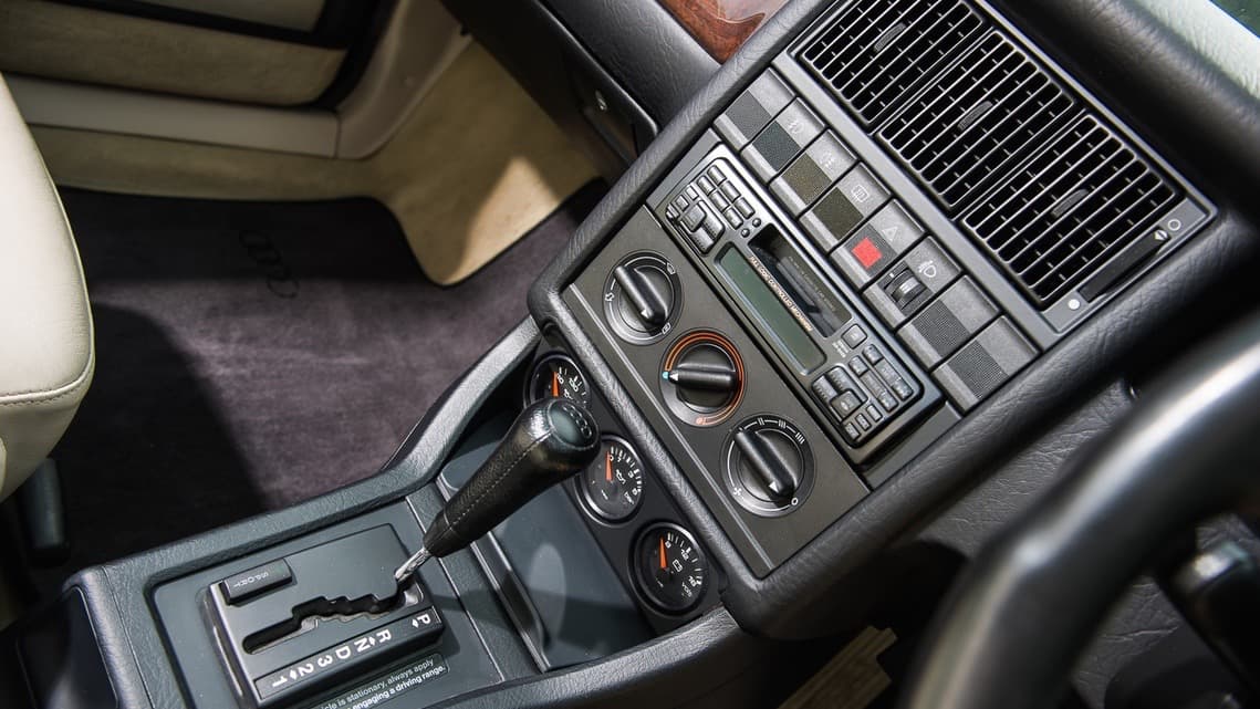 A pesar de su diseño avanzado para la época, la cassettera delata la era en la que fue construido.