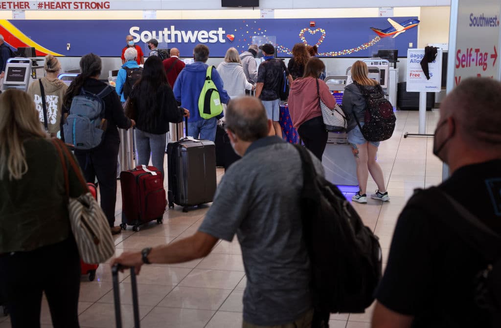 Entonces las aerolíneas temen que muchos de sus empleados puedan pedir vacaciones o se retiren para evitar su inmunización.