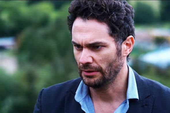 Ricardo estaba temblando de miedo y les ofreció una gran cantidad de dinero por salvar su vida.