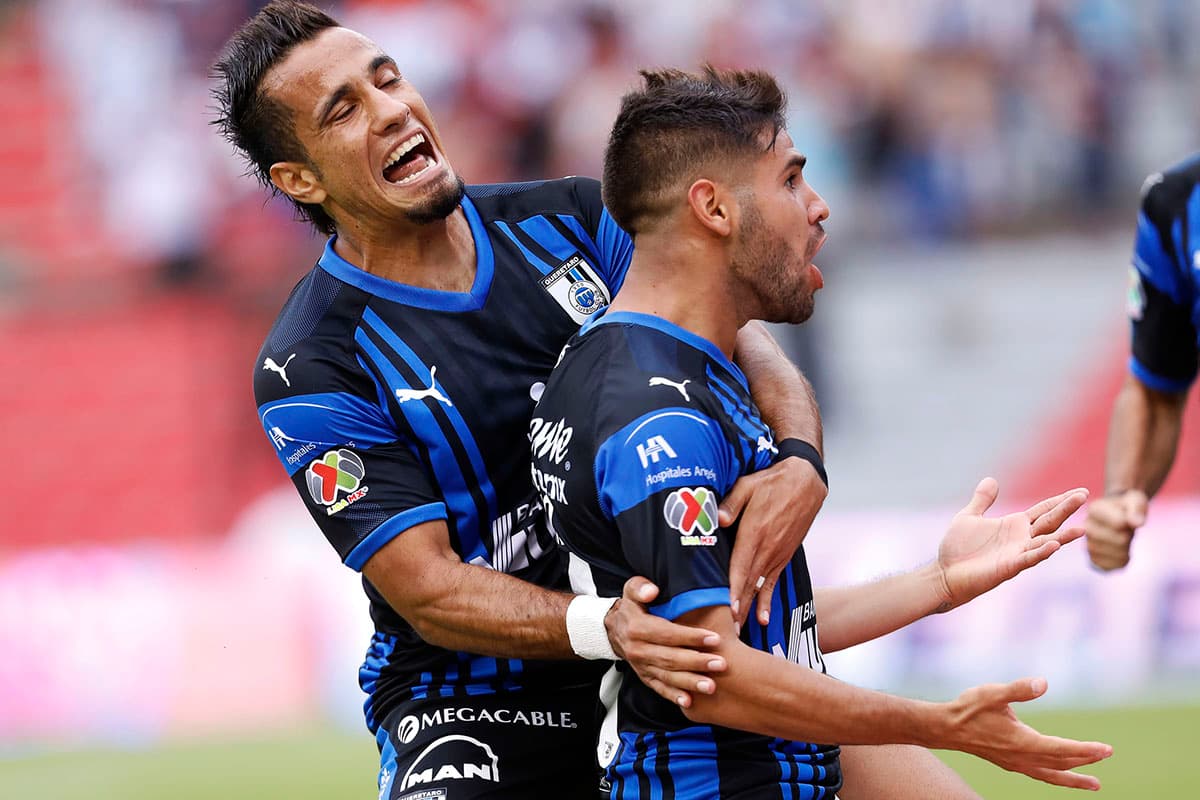 El gol del delantero argentino Daniel Villalva (derecha) fue al minuto 74 luego de un pase a ras de pasto dentro del área del Pachuca, fue el 1-0 definitivo a favor de Querétaro.