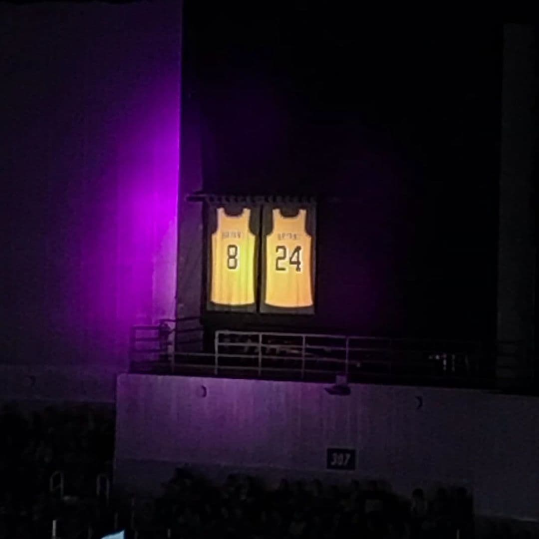 Aquí, los jerseys de padre e hija. 
<a href="https://www.univision.com/shows/despierta-america/como-era-gianna-bryant-asi-fue-la-vida-de-una-nina-sonadora-que-amaba-admiraba-y-seguia-los-pasos-de-su-padre-video">Gianna</a> también fue honrada de forma por demás emotiva, recordada tanto por familiares y amigos de su padre, como los propios amiguitos de la pequeña.