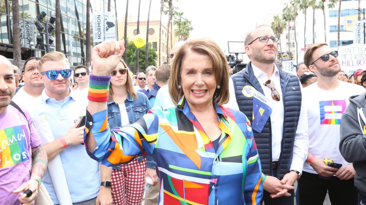 La senadora Nancy Pelosi en la marcha del orgullo y resistencia gay en Los Ángeles.