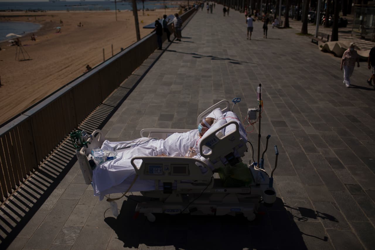 <b>Recuperación frente al mar (4 de septiembre): </b>Francisco España, hospitalizado por covid-19, fue llevado a un paseo frente al Mar Mediterráneo. El Hospital del Mar de Barcelona, España,
<a href="https://www.univision.com/noticias/salud/un-saludable-paseo-a-la-playa-el-tratamiento-en-prueba-para-los-pacientes-de-coronavirus-fotos-fotos">utilizó este método como parte del proceso de recuperación de los pacientes</a>.