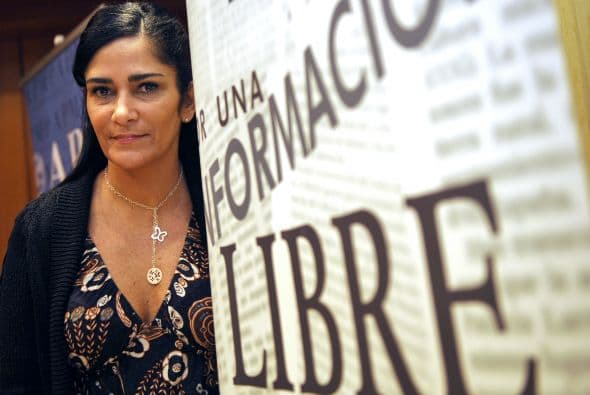 La periodista y escritora mexicana de 38 años sufrió una detención ilegal por la investigación de su libro. La detención fue organizada por un empresario amigo de Succar Kuri y el entonces gobernador de Puebla, Mario Marín.