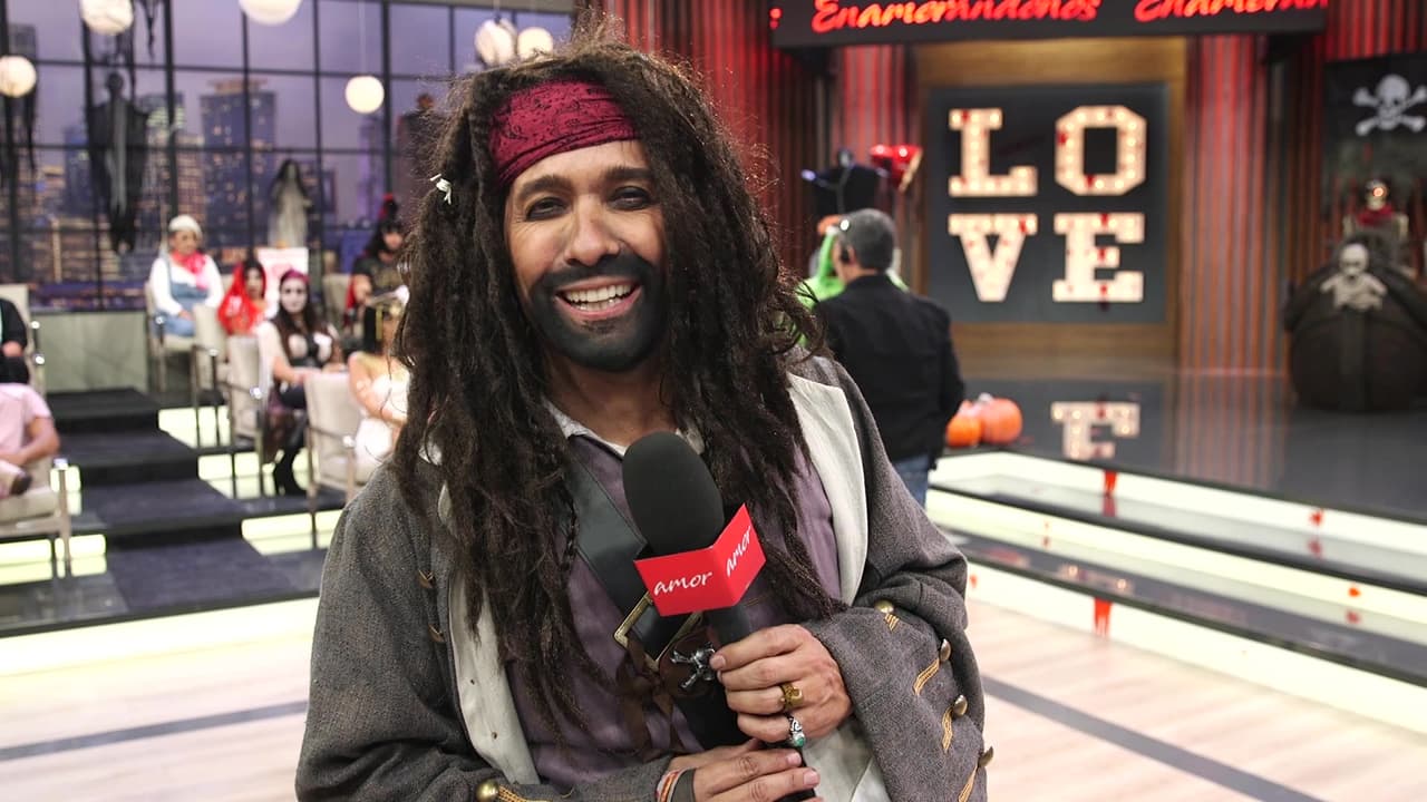 Rafa no dejó de bromear toda la noche con los amorosos y lucir su disfraz de pirata.