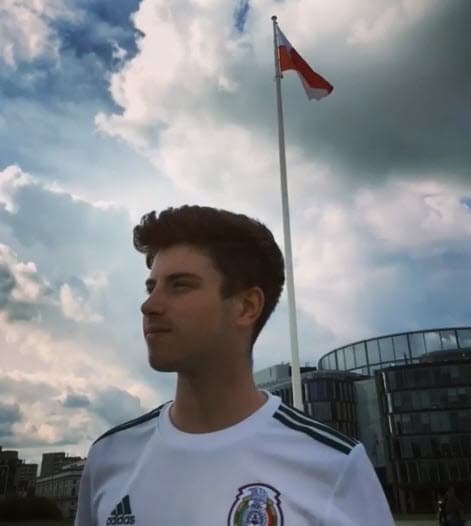 "Ellos aprenden de mí y 
<b><a href="https://www.univision.com/famosos/el-hijo-de-ludwika-paleta-y-plutarco-haza-ya-tiene-20-anos-y-es-identico-a-su-mama-fotos" target="_blank">yo aprendo de ellos</a></b>", agregó sobre la relación que ahora tiene con sus hermanos pequeños mientras él se hace camino en la vida.
<br>