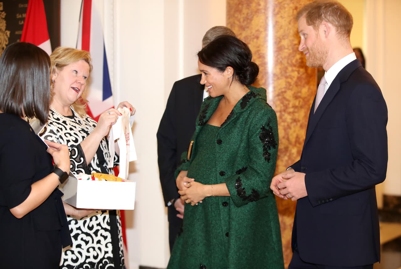 Pero no fue el único obsequio.
<b>Archie Harrison</b>, que para entonces ya tenía 7 meses de gestado, recibió por parte del gobierno canadiense
<b>un mameluco y otros presentes</b>.