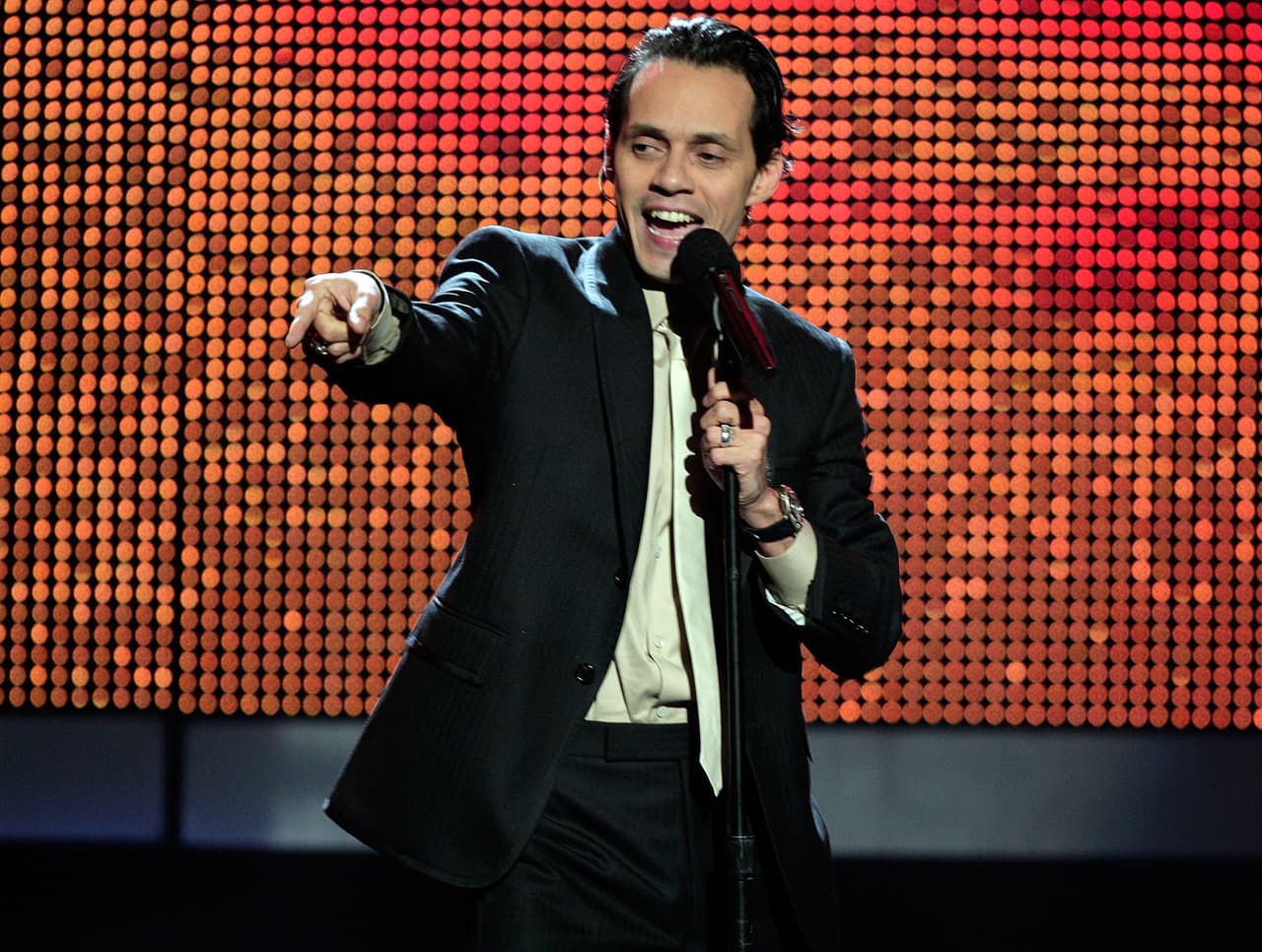 17. Uno de los mayores orgullos de este salsero fue haber compartido escenario con la legendaria Celia Cruz. En 2001 ambos actuaron para 'VH1 Divas Live', en una explosiva y memorable presentación en donde interpretaron a dueto 'Quimbara'.