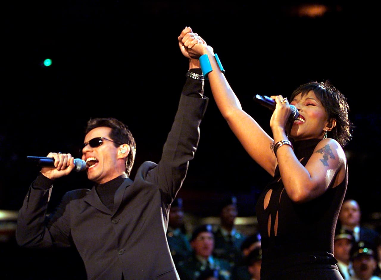 19. Ya convertido en una gran estrella, el afamado salsero cantó junto a Mary J. Blige, el tema 'America The Beautiful', en el Super Bowl XXXVI, celebrado el 3 de febrero de 2002 en Nueva Orleans.