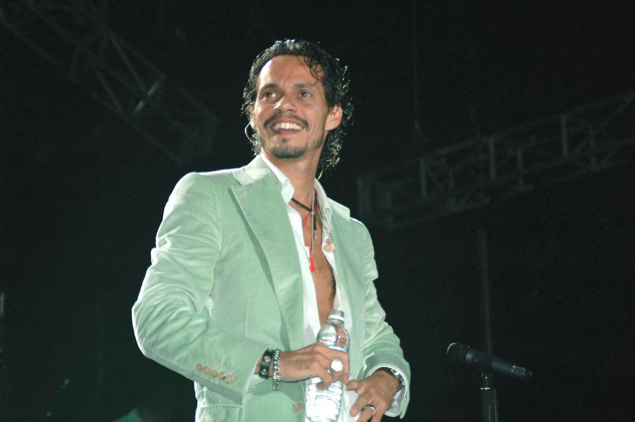 De inmediato quiso grabarlo en salsa y ese tema sería su primer hit en salsa. Desde entonces ese género musical lo ha acompañado a lo largo de su trayectoria.